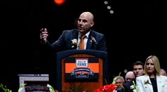 Vo funkcii nahradil svojrázneho Tortorellu. Nový kouč Philadelphie je odhodlaný dokázať veľa