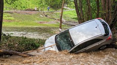 Východnému Slovensku hrozia záplavy, na západe sa z nich spamätávajú. Pre týchto päť okresov platia výstrahy