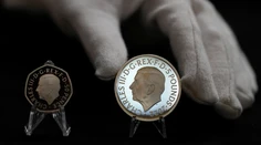 Predstavili prvé mince s motívom kráľa Karola III. Pozrite si, ako budú vyzerať