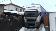 Vodič v Česku sa s kamiónom zasekol v úzkej uličke o rodinný dom, naviedla ho tam navigácia