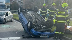 FOTO: Dramatická nehoda v Bratislave. Policajti odkláňajú dopravu z frekventovanej ulice