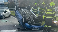 FOTO: Dramatická nehoda v Bratislave. Policajti odkláňajú dopravu z frekventovanej ulice