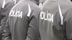 Majú byť vzorom, ocitli sa na opačnej strane. Inšpekcia obvinila cez sto policajtov