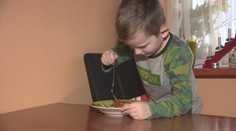 Matke chorého Tomáška zamietli opatrovateľský príspevok, štát jej dáva almužnu na stravu