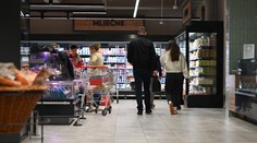 Slováci budú na Dušičky znovu v obchodoch. Jeden z reťazcov však nechá niektoré predajne zatvorené