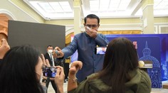 VIDEO: Thajský premiér postriekal novinárov dezinfekciou, nepáčila sa mu otázka