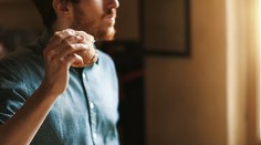 Pri jedle spozoroval zvláštny príznak. Mužovi teraz zostáva pár mesiacov života