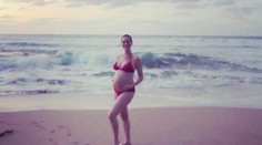 Ešte nedávno tehotenstvo tajila, teraz ukázala bruško v bikinách