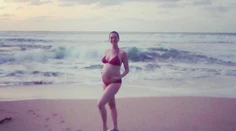 Ešte nedávno tehotenstvo tajila, teraz ukázala bruško v bikinách