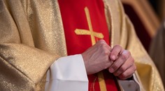 Škandál v Poľsku. Duchovní si na sexuálne orgie zavolali prostitúta, ten počas večierku odpadol