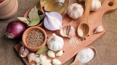 Sú základom kuchyne a každé jedlo dokážu skvelo dochutiť. Tieto suroviny by vám v špajzi nemali chýbať