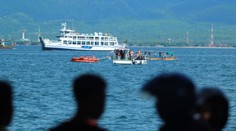 Pri Bali sa potopil trajekt. Mŕtvu matku našli zvierať svoje dieťa