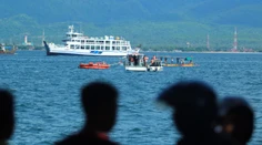 Pri Bali sa potopil trajekt. Mŕtvu matku našli zvierať svoje dieťa