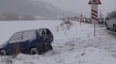 Žena narazila do odhŕňača. V aute boli dve deti
