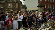 Zakázali plyšáky, balóny a dokonca aj sviečky. Ľudia môžu vzdať úctu Alžbete II. iba dvoma spôsobmi