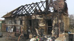 Ničivý požiar zachvátil dom pri Nových Zámkoch. Dve deti sa ťažko zranili