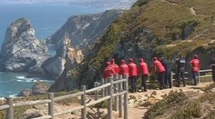 Manželia spadli z útesu pred očami detí. Robili si selfie fotku