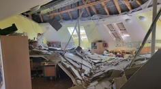 Šok na základnej škole v Česku. V jednej z tried sa prepadol strop, tri deti potrebovali ošetrenie