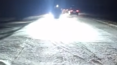 VIDEO: Nebezpečné počasie na východe. Autá mimo cesty, sneh a vietor paralyzujú dopravu