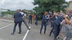 Zverejnili informácie naznačujúce motív muža, ktorý dal facku prezidentovi Macronovi