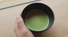 Zelená alternatíva kávy je plná antioxidantov a vitamínov. Takto si matchu môžete pripraviť doma