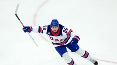 Finálovú drámu zámorských gigantov rozhodlo až predĺženie. Olympijské zlato zabezpečil pre USA Jack Hughes