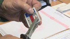 Nálepky na čelnom skle po technickej a emisnej kontrole budú onedlho minulosťou