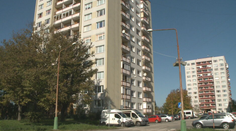 Susedia si to nevedia vysvetliť. Muž podozrivý z lúpeže pred policajtom vyskočil z okna bytovky