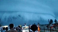 VIDEO: Zábery ako z katastrofického filmu. Na indické mesto sa valila cunami z oblakov