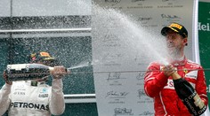 Hamilton tentoraz zdolal Vettela, dosiahol prvé víťazstvo v sezóne