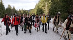 Tribula vzal na hory folkloristov z Hladovky. Výstup absolvovali v goralských krojoch