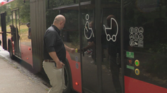 Cestu do práce sme si vyskúšali autobusom a následne autom. Jedným spôsobom ušetríme 120 eur