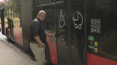 Cestu do práce sme si vyskúšali autobusom a následne autom. Jedným spôsobom ušetríme 120 eur
