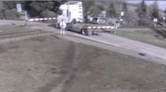 VIDEO: Vodič na priecestí pri Nových Zámkoch spravil chybu, ktorá ho stála život. Čo robiť, ak sa ocitnete medzi závorami?