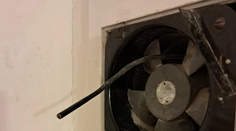 Trnavčanka si nad vaňou našla skrytú kameru. Týždne ich mal doma pri sprchovaní sledovať policajt