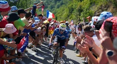 Tvárou prerazil sklo auta. Jazdec musel odstúpiť z Tour de France pre nezodpovednosť fanúšika