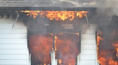 Sedemročné dievča zachránilo svojho brata z horiaceho domu. Ďalší traja súrodenci, žiaľ, neprežili