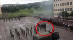 Vojaka prešiel na prehliadke obrnený transportér. Zázrak, že sa postavil