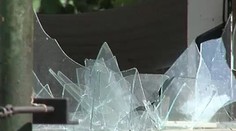 Útočníci železnými tyčami rozbili okná mešity v Brne