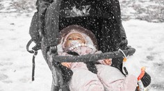 Muža nechceli pustiť s kočíkom do biatlonového areálu. Tak ho nechal aj s dcérou pred vchodom