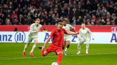 Bayern potvrdil pozíciu ligového lídra. Harry Kane premenil dve penalty a zariadil triumf
