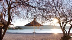 Pláž v chorvátskom letovisku je kontaminovaná toxickou látkou, úrady ju napriek tomu nechávajú otvorenú