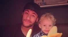 Jediné gesto Daniho Alvesa mení svet! Boj proti rasizmu s banánmi