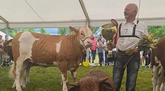 Má ladný krok, pekný postoj a pred objektívom sa nestratí. Toto je najkrajšia jalovica na Slovensku