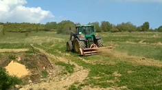Veľké upratovanie na Zemplíne. Traktory a kosačky na týchto poliach roky nevideli