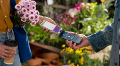 Novinka jednej z veľkých bánk. Na prijímanie bezkontaktných platieb kartou namiesto terminálu postačí iPhone