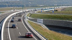 Na R1 usmrtilo auto dvoch ľudí, ktorí prechádzali cez cestu