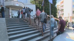 Chaos na dopravnom inšpektoráte v Nitre. Ľudia stoja v rade aj niekoľko hodín