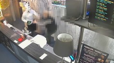 Brutálny lupič v akcii! V maske a s polmetrovým nožom prepadol herňu v Leviciach