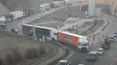 Na hraničných priechodoch s Českom sa tvoria veľké kolóny, priebežne uzatvárajú aj tunel Horelica
